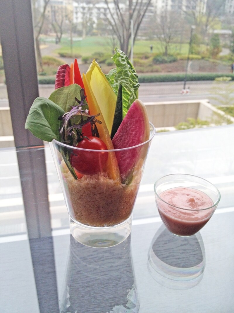 春野菜のスティックと桜ディップ