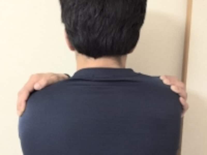 後からみたところです。肩甲骨が開くようにストレッチします
