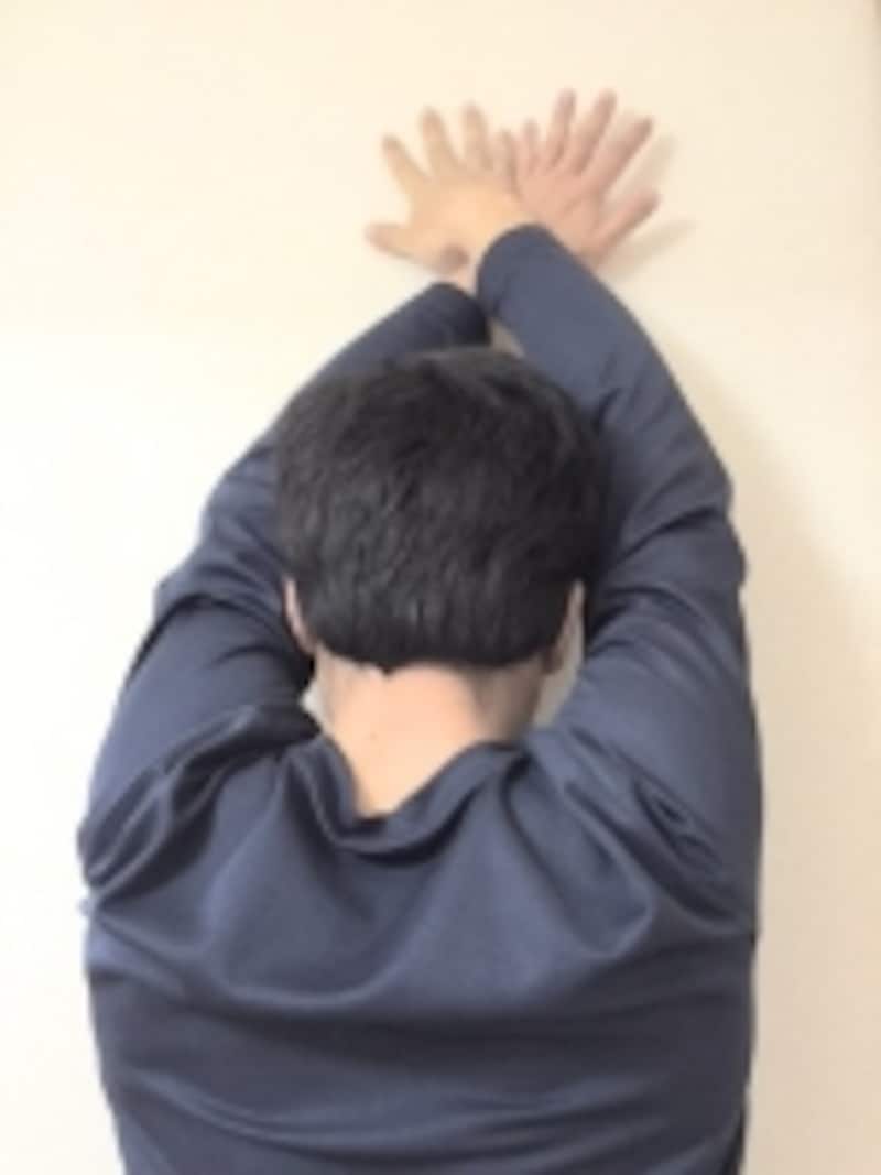 車内で行う場合は、手の位置を前方にして、肩の付け根と肩甲骨付近を伸ばしましょう