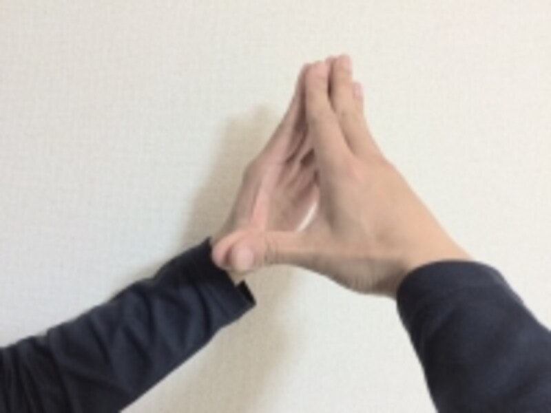 胸の前で軽く左右の手指を合わせます