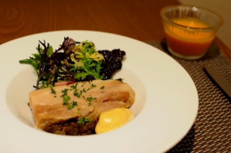 ある日のランチメニュー「豚バラ肉のプチサレ」と「有機人参のスープ」