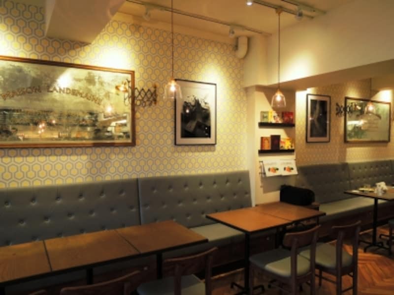 カジュアルでシックなレストランの空間