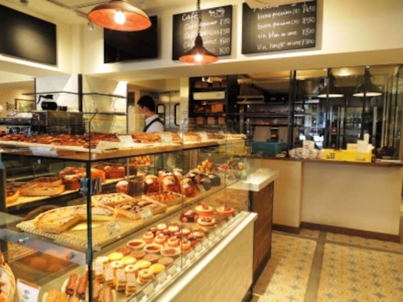 お菓子のショウケースにも目を奪われる