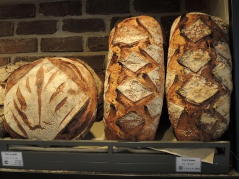 大型のパンが並ぶ