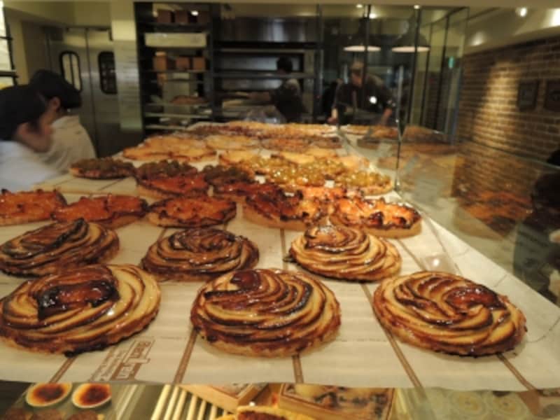 パリの店の人気の定番菓子、「タルト・フィンヌ」各種