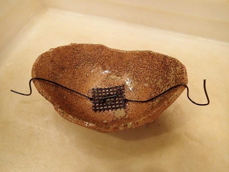 根留めの針金は縁に引っ掛ける