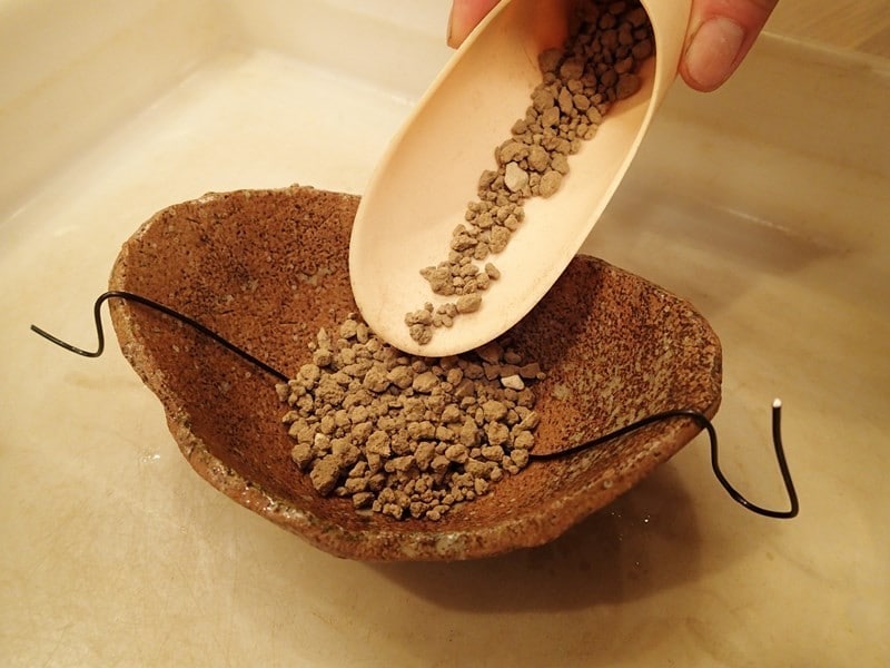 ゴロ土を鉢底に敷く