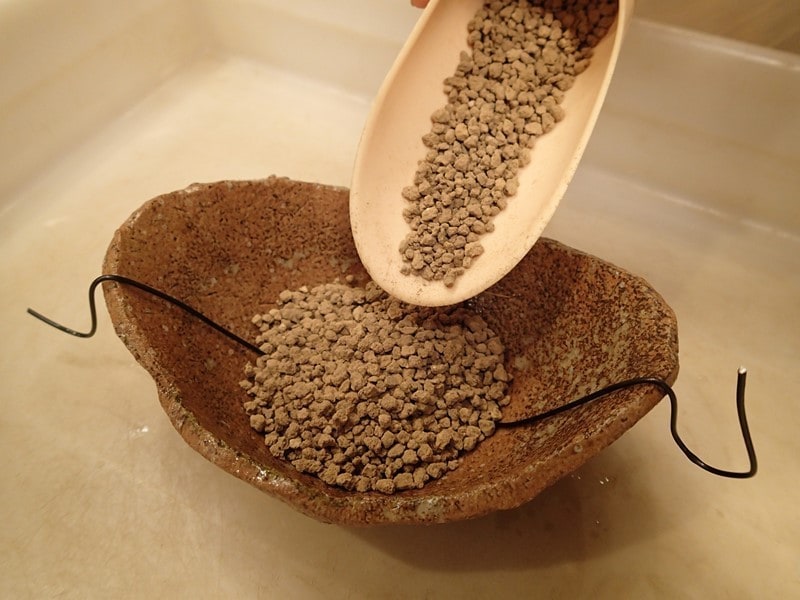 ゴロ土の上から植込み用土を入れる