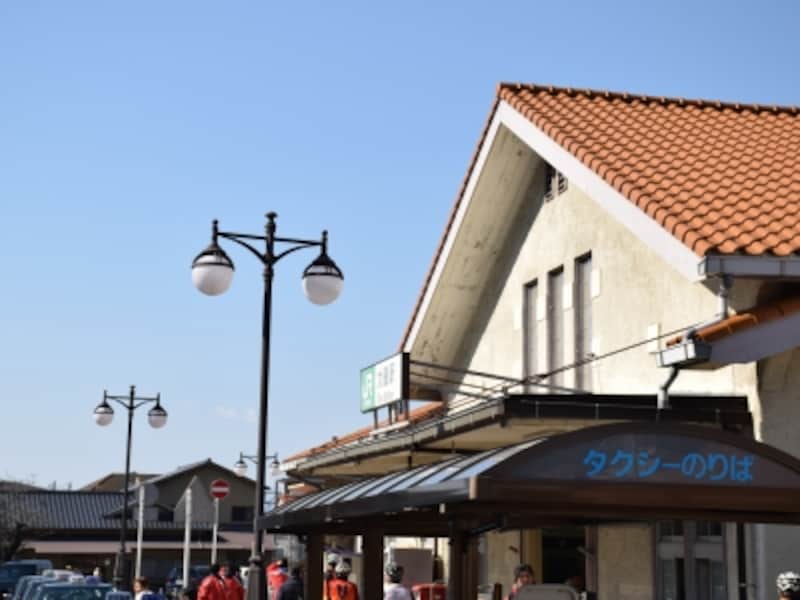 瀟洒なデザインの大磯駅