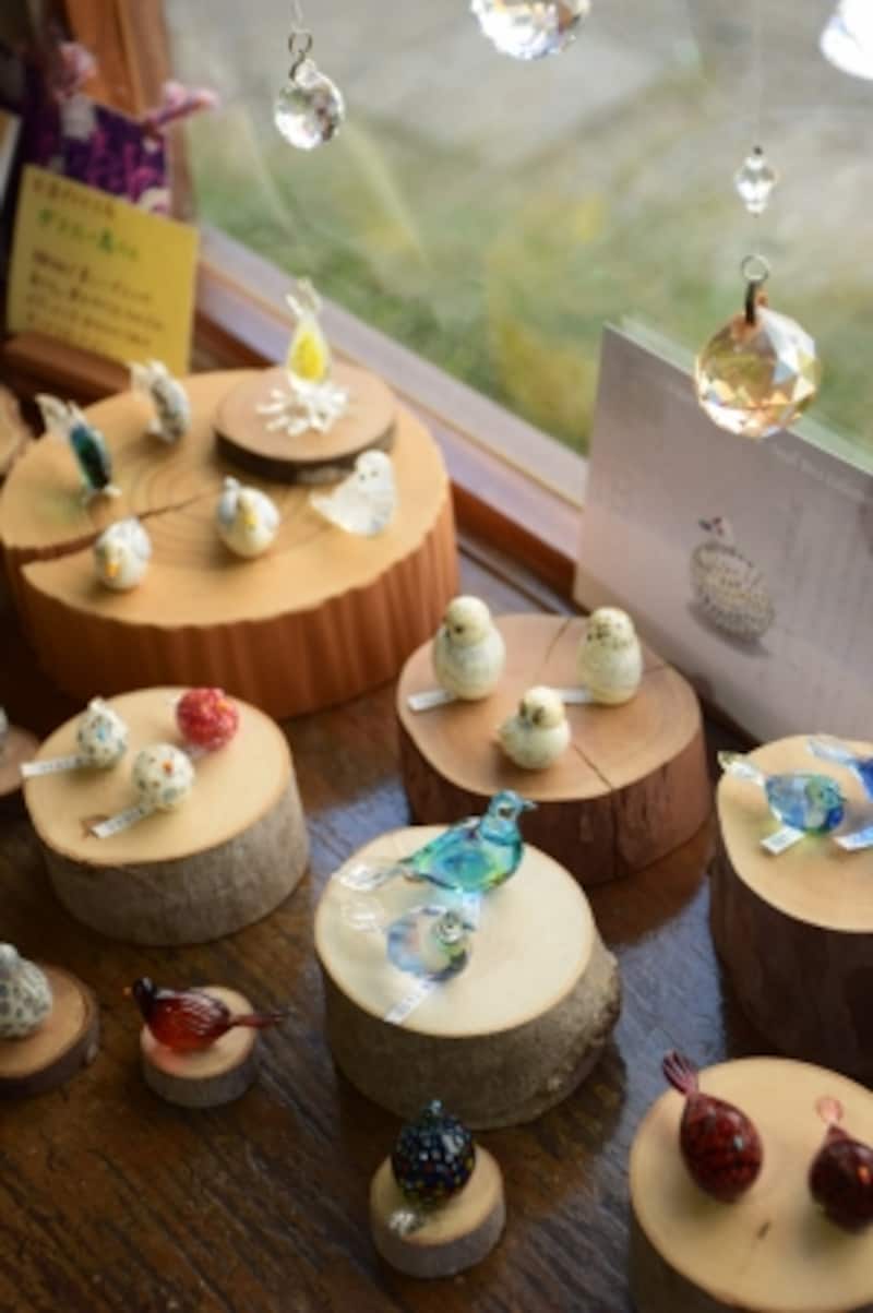 春から秋にかけて大磯に飛来する「アオバト」をモチーフにした作品も