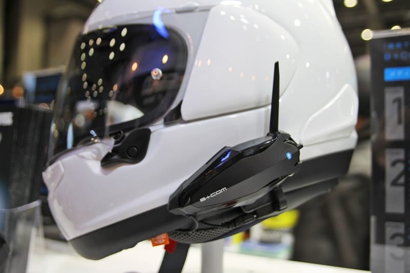 ライダー同士の会話を実現する通信機器『インカム』もますますバージョンアップ!