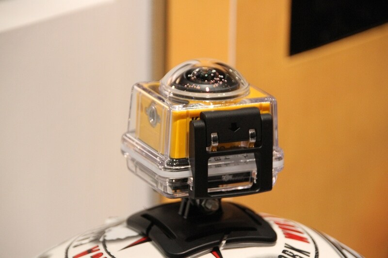 ヘルメットや車体に取り付けたら、あとは走るだけ。仕上がりは帰ってからのお楽しみ