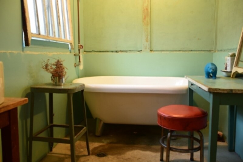 小学校の名物先生のお宅だった建物をリノベーション。写真はお手洗(バスルーム)室内。インテリアに合うバスタブを設置するなど、ここにもこだわりが。