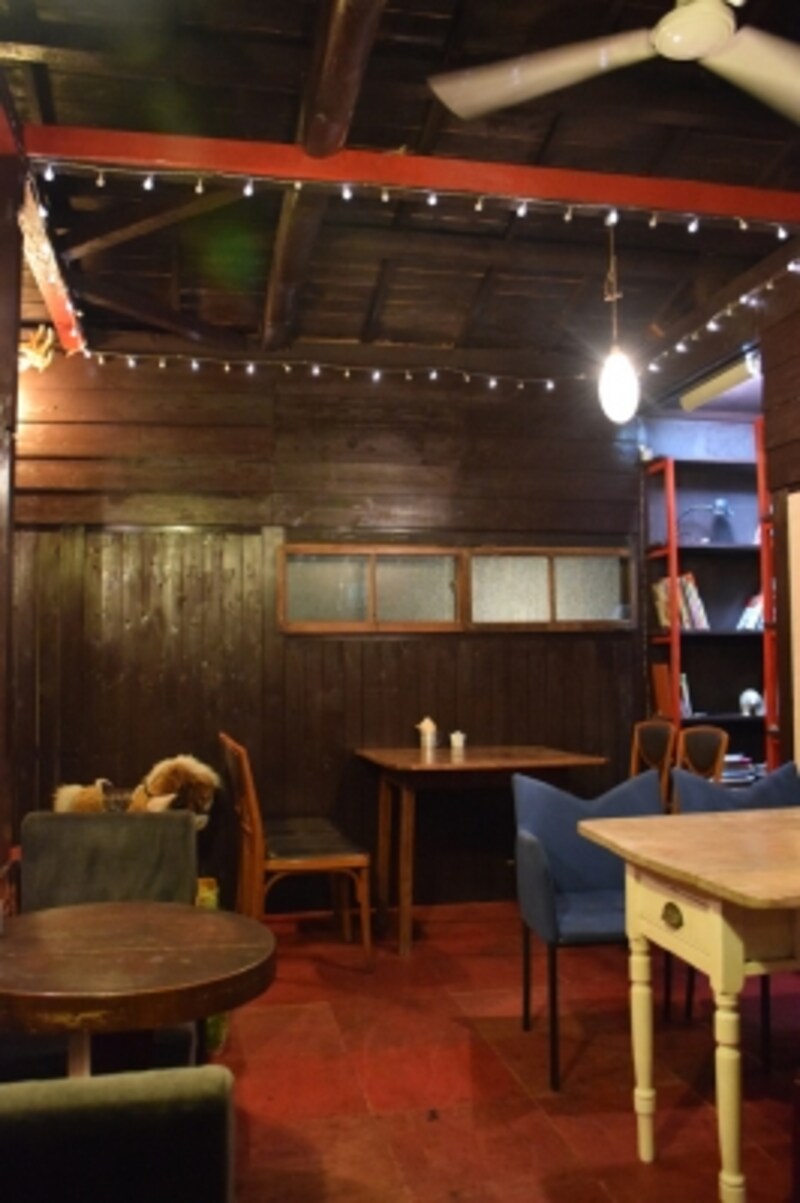 部屋ごとに雰囲気の異なる3つのスペースを楽しむことができます。こちらは二階