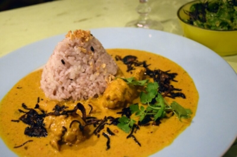 おすすめ料理のカレー。写真は、「チキン コリバタカレー」(税込み1000円、サラダ付き)