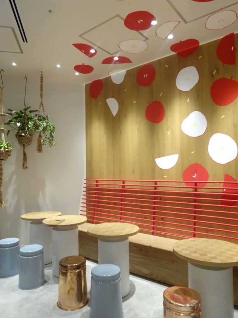 「PALETAS」東京ミッドタウン店のカフェ席は「りんご」のモチーフがポイント