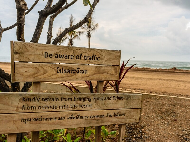 ノスタルジックな雰囲気のビーチロード