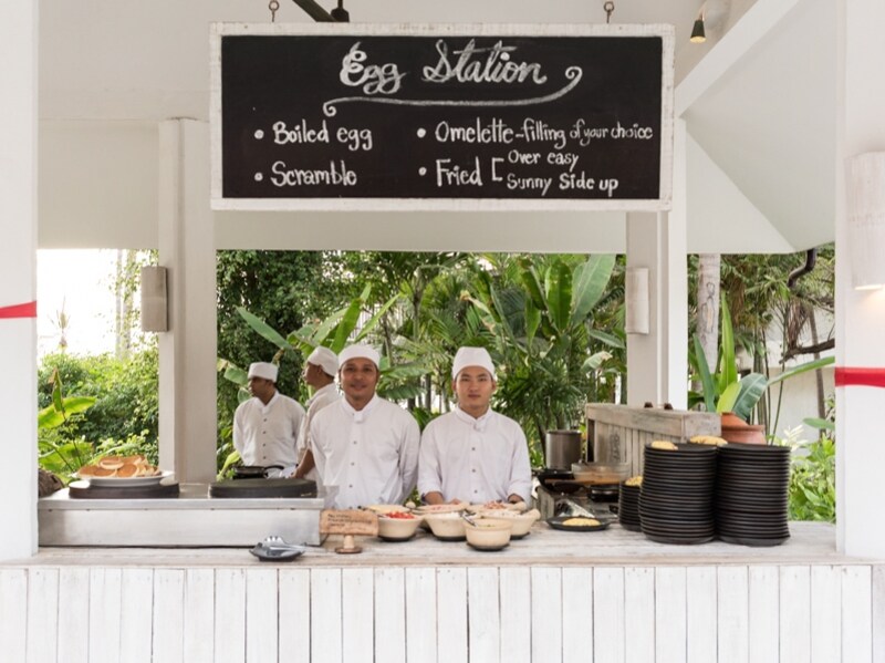 ホットステーションでは新鮮な卵を使ったパンケーキやオムレツをオーダーすることができます