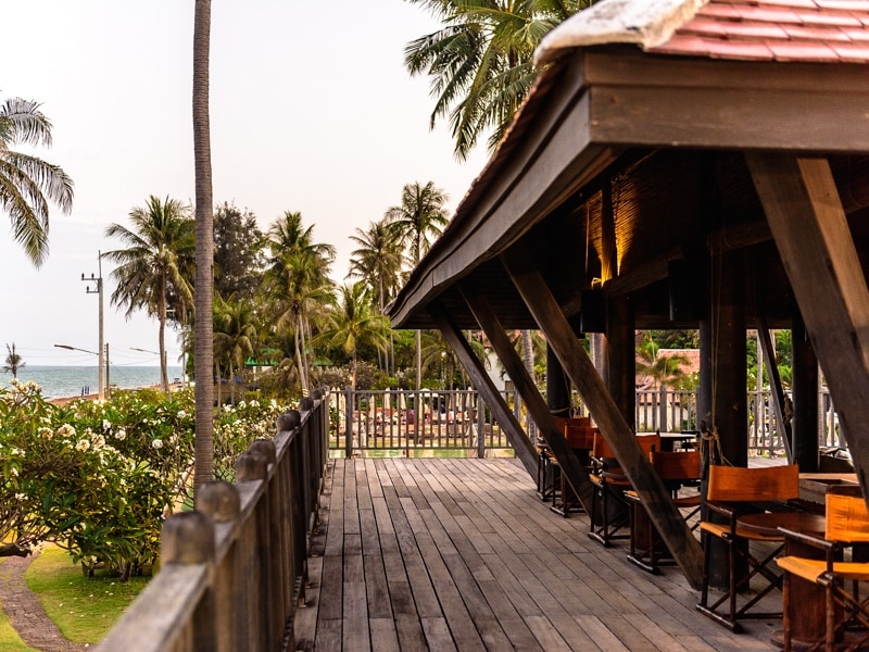 エヴァソンのカフェバーもビーチ通りに面している