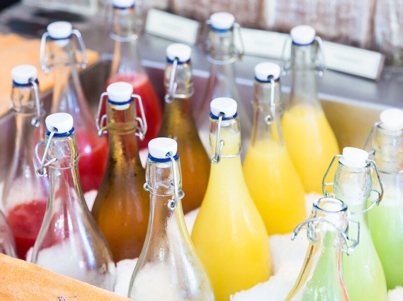 絞り立てフルーツジュースのコーナー。スイカやグァバなど南国らしいバリエーション