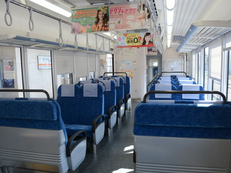 クロスシート主体の車内