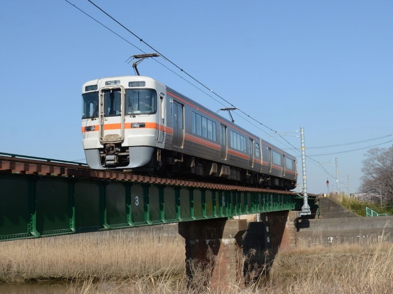 阿久比川を渡る電車