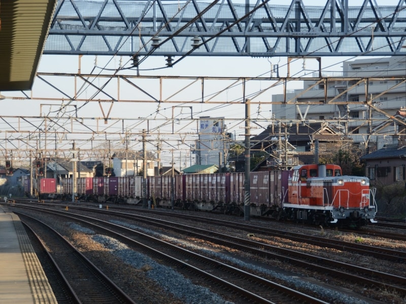 武豊線を走る貨物列車