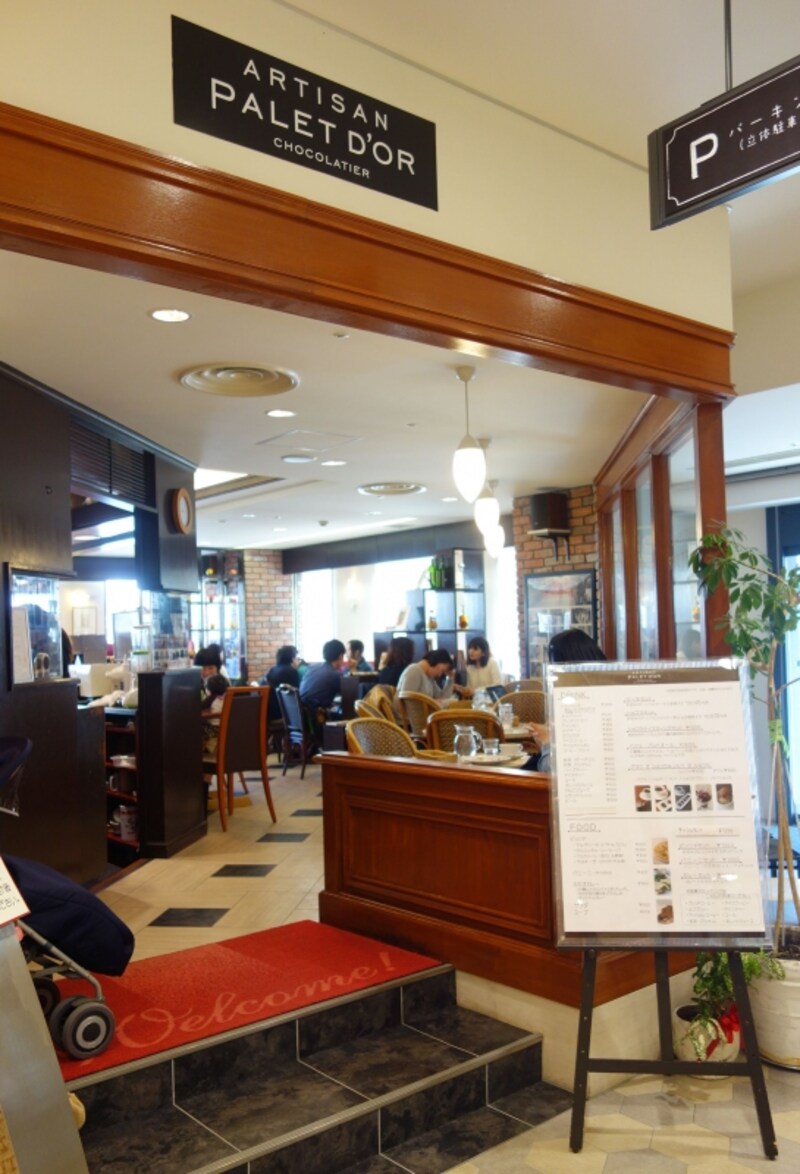 広々としたカフェスペースがあります。