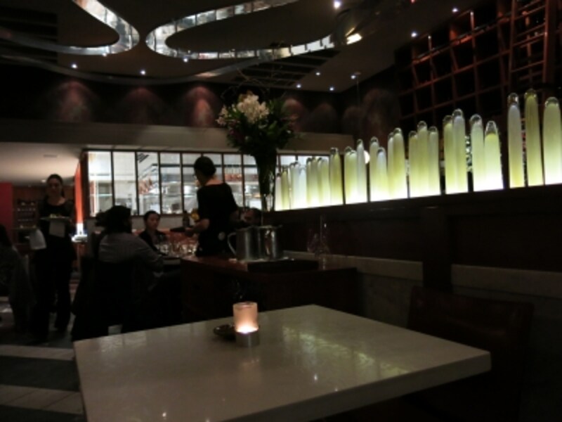 奥に見えるのがガラス張りのオープンキッチン