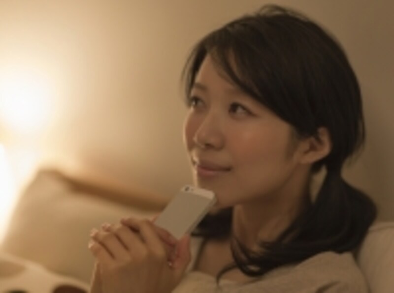 携帯を持つ女性