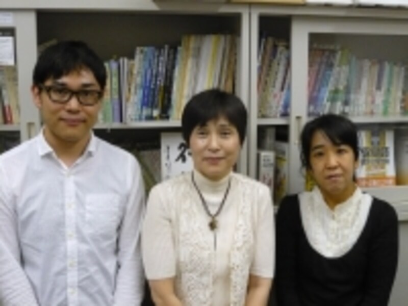 左から齋藤希望助教、西嶋真理子教授、大学院卒業生の藤田みどりさん
