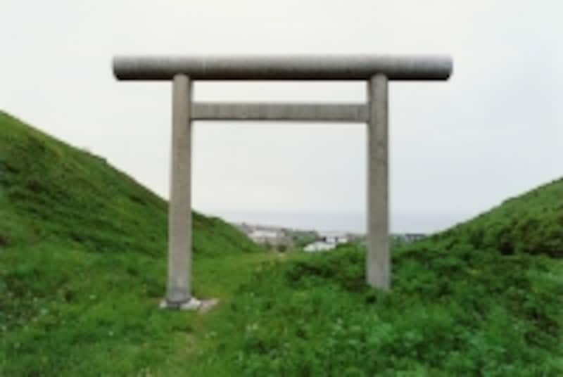 下道基行《torii サハリン、ロシア》2006-2012年undefinedC-プリントundefined100×150cmundefined所蔵:森美術館、東京
