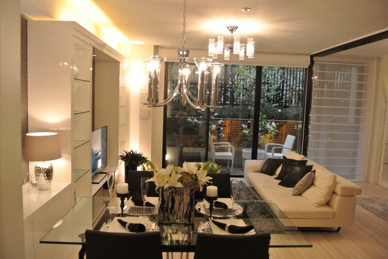 「インペリアルガーデン」のモデルルームのリビングダイニング