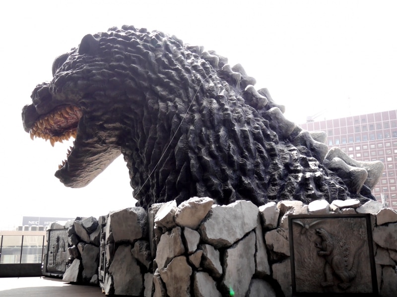 8階屋外テラスのゴジラヘッド