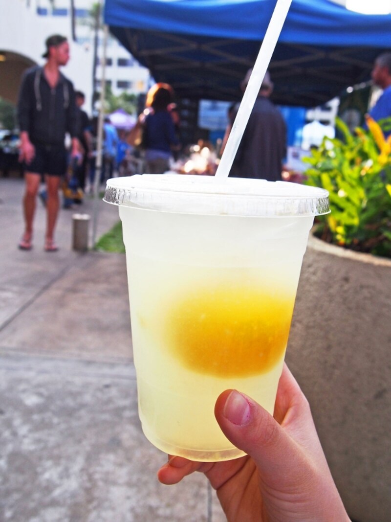 レモンがごろっと入ったワイマナロ・カントリー・ファームのレモネード（3ドル）