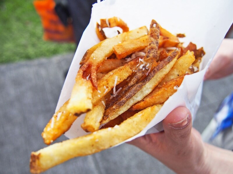 絶品!! グルメバーガーでおなじみ、ホノルル・バーガー・カンパニーのトリフオイルがけフレンチフライ（5ドル）。揚げたてです