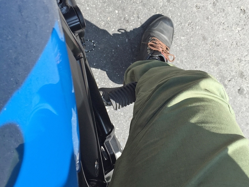 着座して足を降ろしたところにステップが。自分がオーナーになるなら、この位置は修正したいと思う