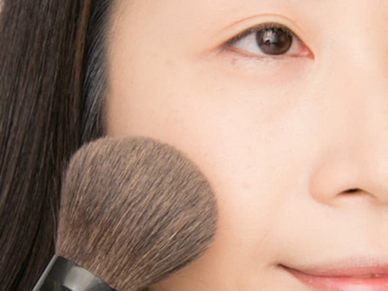 ブラシをつかってパウダーをふんわりと