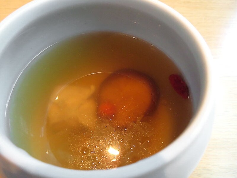 朝鮮人参と蜜なつめ入り 薬膳のきいた黄金色蒸しスープ