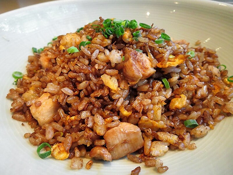 上海式焦がし醤油チキン黒炒飯