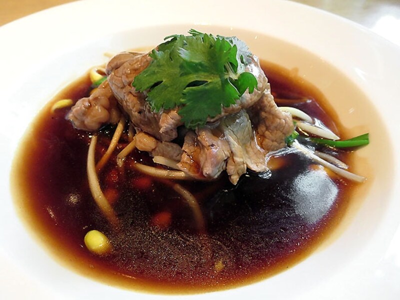 牛肉のしゃぶしゃぶ風湯引き 四川式スパイシー煮込