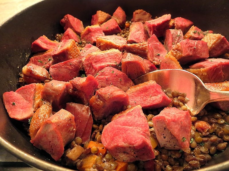 鴨胸肉のローストとレンズ豆