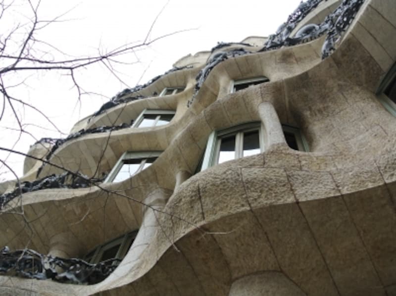 「カサ・ミラ」などの建築物は外側からじっくり眺めるのも楽しいです