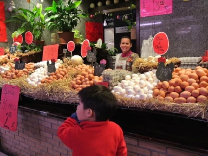 「サン ジョセップ市場」。新鮮な野菜や果物、肉、魚が手に入ります