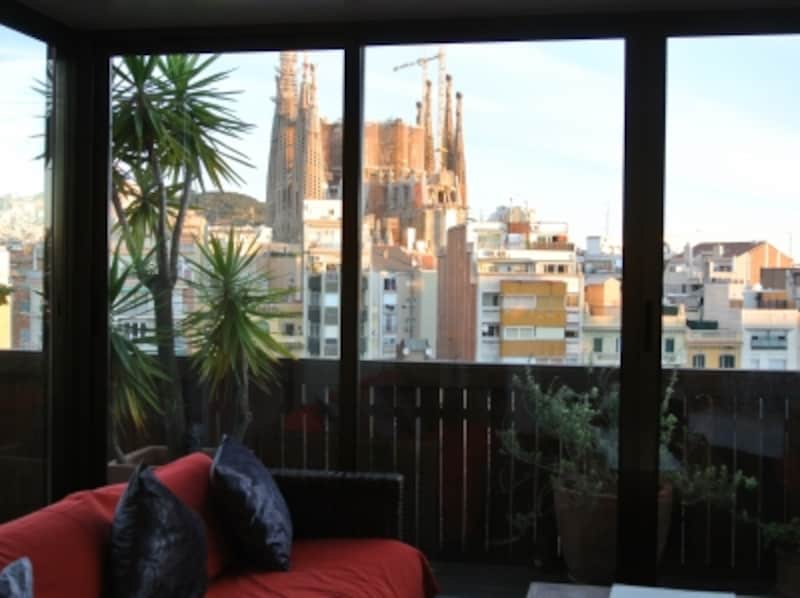 バルセロナのこちらのアパートメントは、なんと窓から「サグラダ・ファミリア」が！