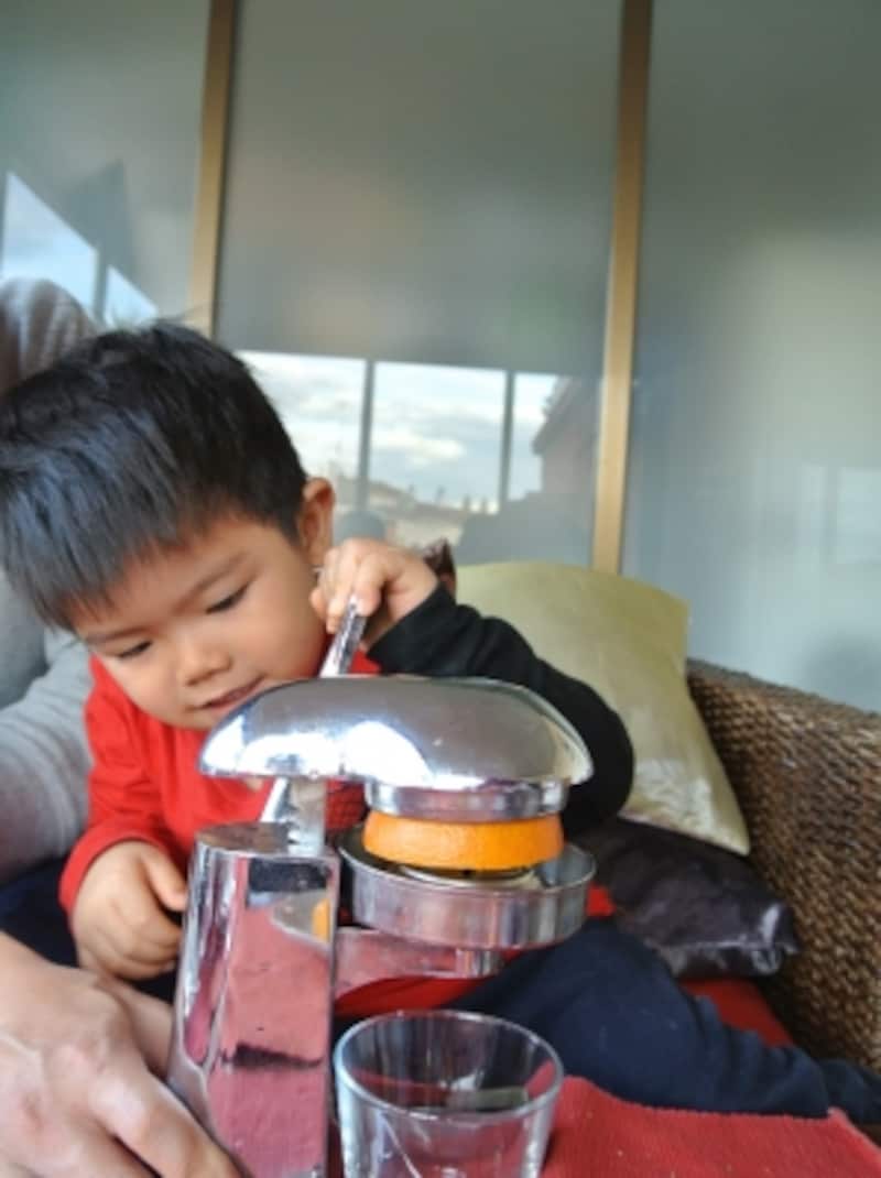 朝食に市場で買ったオレンジを絞りました。こんな経験が旅に彩を与えてくれる気がします！