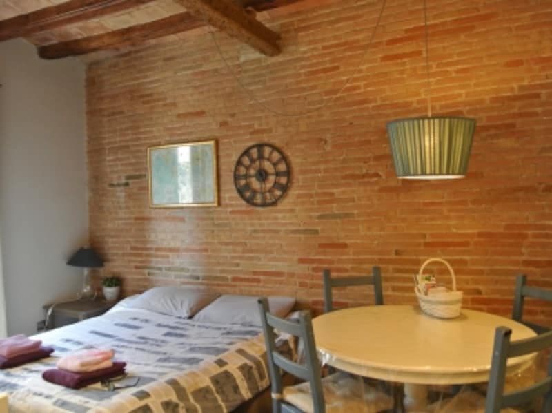 バルセロナでは2つのアパートメントに滞在しました。こちらは石の壁がかわいいお部屋