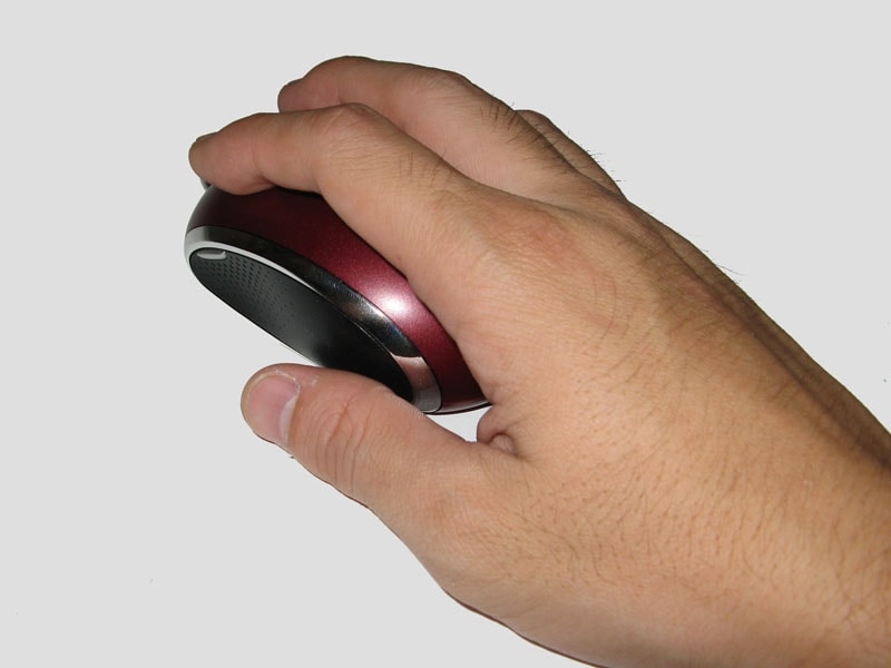 手の大きな筆者には小さめだが、女性の手ならジャストフィットする位の大きさだろう