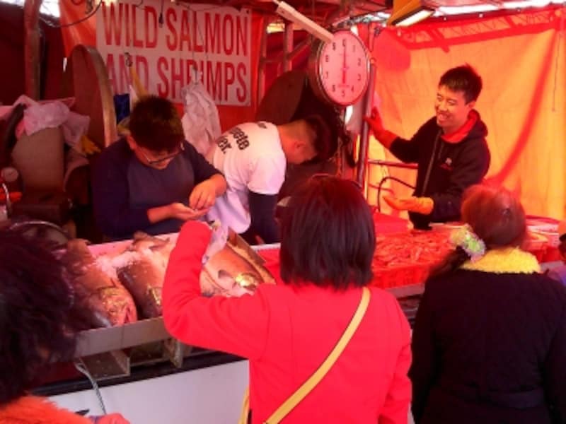 漁船の上には、所狭しと並ぶ新鮮な魚介類の数々