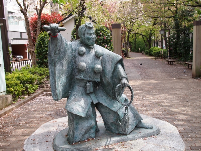 歌舞伎発祥の地ということでこの像が建てられている